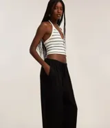 Pantalón de corte holgado y fluido, color negro, con cintura elástica y lazo ajustable. Confeccionado en una mezcla de viscosa y lino.