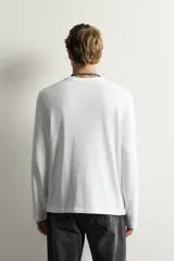 Camiseta relaxed fit de manga larga y cuello redondo de la colección Aaron Levine x Zara.