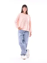 Remera de manga larga color beige, con cuello redondo y estampado frontal que dice "Magic is something you make" en color lila.