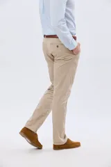 Pantalon azul marino de corte ajustado, con trabillas para cinturón y bolsillos laterales, confeccionado en tejido liviano con elasticidad.