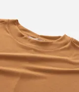 Blusa tipo muscle tee de corte holgado, confeccionada en tejido rib acanalado, con escote redondo y diseño sin mangas.
