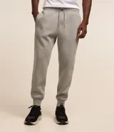 Pantalón deportivo Get Over de corte recto con puños elásticos en los tobillos, cintura con cordón ajustable y bolsillos laterales.