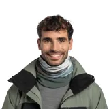 Cuello multifuncional Buff con diseño estampado en tonos grises, blancos y verdes en la parte superior y base de tejido polar en color verde oscuro.