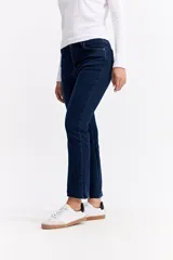 Jean de corte recto y tiro alto, color negro, con terminación de ruedo desflecado y largo crop.