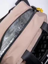 Cartera negra con interior térmico, doble asa superior y correa desmontable regulable. Cuenta con un bolsillo exterior con cierre y un bolsillo lateral para botella.
