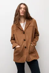 Blazer de gamuza sintética color camel, con cierre frontal de tres botones, solapas clásicas y dos bolsillos frontales de parche.