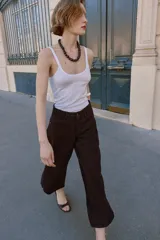 Jeans de tiro alto con diseño balloon, pernera ancha y corta, y bajo asimétrico. Cuenta con cinco bolsillos y cierre frontal con cremallera y botón.