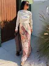 Falda larga de seda italiana con diseño de patchwork que combina estampados florales y motivos tipo paisley en tonos tierra, rosados y verdes.