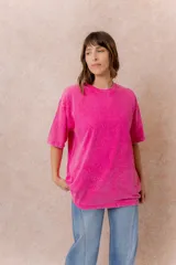 Remera de algodón con efecto lavado, de corte oversize, con cuello redondo y mangas cortas amplias.