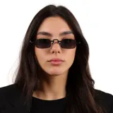 Lentes de sol con armazón metálico negro y cristales rectangulares oscuros. Diseño minimalista y moderno con puente nasal ajustable.