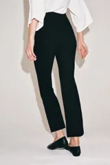 Pantalón de tiro alto con diseño cropped, confeccionado en tejido con viscosa. Presenta raya planchada frontal, aberturas laterales en el bajo y cierre lateral con cremallera oculta.
