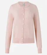Cardigan de punto color rosado, con cuello redondo, manga larga y cierre frontal de botones.