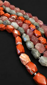 Collar de piedras naturales de cuarzo fresa con tallado octogonal, intercaladas con pequeñas cuentas metálicas doradas. Cuenta con cierre y detalles en gold filled 24k.
