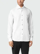 Camisa blanca de corte clásico con botones metálicos con forma de calavera y logo bordado en el pecho.
