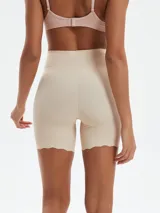 Short de compresión color beige, de talle alto y diseño sin costuras con terminaciones onduladas.