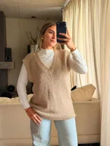 Chaleco tejido de punto jersey en mezcla de lana y mohair, con cuello en V y terminaciones acanaladas en escote, sisas y ruedo.