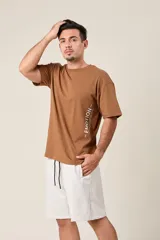 Bermuda de friza color gris melange, de corte suelto, con cintura elástica y cordón de ajuste negro.