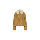 Campera de cuero de ante color camel, con cuello y solapas de piel sintética en tono crema, cierre frontal de botones y bolsillos laterales ribeteados.