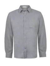 Camisa de lino de manga larga color gris, con cuello camisero, cierre frontal de botones y un bolsillo ojal en el pecho.