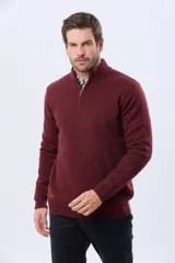 Buzo tejido de lana con cuello alto y medio cierre metálico frontal. Presenta puños y ruedo acanalados, con logo bordado en el pecho.