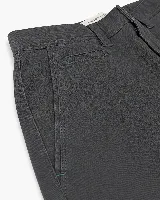 Pantalón chino gris de corte recto con textura, bolsillos laterales y trabillas para cinturón.