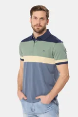 Remera polo de piqué a rayas horizontales en azul marino, verde, crema y celeste. Tiene botones personalizados y logo bordado en el pecho.