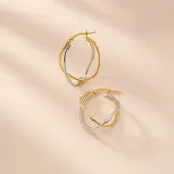 Aros tipo argolla doble entrelazada, combinando oro amarillo y oro blanco de 18k con cierre de presión.
