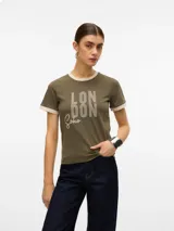 Remera de manga corta color verde oliva con cuello redondo y ribetes en color beige. Presenta una estampa frontal con la palabra "LONDON" en mayúsculas y "Soho" en cursiva.
