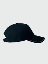 Gorra de baseball Moncler color negro, con costuras decorativas en zigzag en el borde de la visera y ajuste posterior.