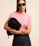Blusa básica de viscosa color rosado, con escote redondo y manga corta.