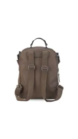 Mochila color beige de símil cuero con doble apertura superior con cierre. Incluye dos bolsillos al frente con cierres metálicos, asa rígida de mano y correa de galón. En la espalda correas de galón regulables.