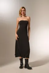 Vestido midi strapless de corte ajustado al cuerpo, confeccionado en tela de poliéster con cierre posterior.