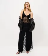 Vestido midi de algodón con escote hombro a hombro, sin mangas, diseño ajustado y drapeado lateral.
