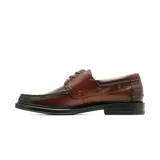 Zapato casual de cuero color marrón con diseño de estilo náutico, cordones frontales y suela de goma negra con tacón bajo.