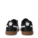 Championes urbanos Puma Club II Indoor, color negro con detalles en blanco y suela de goma color caramelo. Presentan un diseño acolchado en la puntera y el logo de la marca en dorado.