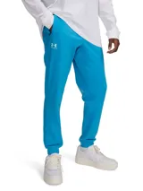 Pantalón jogger Under Armour color celeste, con bolsillos laterales con cierre y puños elastizados en los tobillos. Presenta el logo de la marca estampado en el muslo derecho.