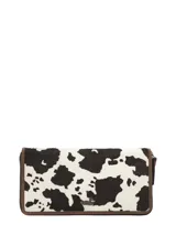 Billetera Rockford de cuero natural con pelo de vaca, diseño con estampa animal print de vaca en color blanco y negro, con detalles en marrón y cierre perimetral.