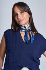 Chaleco de punto color borgoña, con diseño trenzado y escote en V.