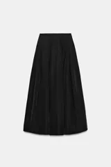 Falda midi de tiro alto con diseño acampanado y cintura elástica. Presenta un cierre lateral con cremallera oculta.