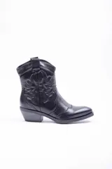 Bota texana de cuero sintético color marrón, con punta fina, taco bajo y costuras decorativas tradicionales en la caña.