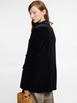 Blazer negro de terciopelo con solapa de satén y cierre con dos botones.