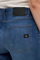 Jean de corte wide leg con tiro medio, confeccionado en denim azul clásico. Presenta un diseño holgado desde la cadera hasta el bajo, con pierna ancha y relajada.