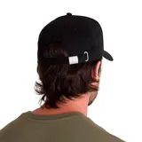 Gorro de camionero gris con visera y laterales negros. Presenta logo de Caterpillar bordado en amarillo y negro sobre un parche cuadrado con rayas horizontales amarillas.