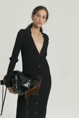 Vestido midi de tejido morley, color blanco, de corte ajustado con escote en V, cuello con solapas y cartera central de botones.