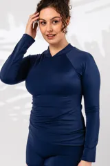 Camiseta de baño de lycra azul marino, de manga larga y cuello mao.