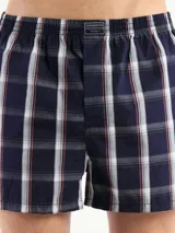 Bóxer de algodón blanco con estampado de flores pequeñas color celeste, con cintura elástica y logo de la marca en el centro.