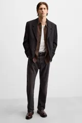 Bota tipo Chelsea de piel color marrón oscuro, con paneles elásticos laterales, tirador trasero y suela de goma con ligero tacón.