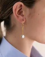 Dije colgante para aros con cadena dorada de acero y detalle de flor de acrílico espejado en la punta.