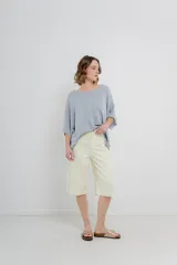 Bermuda de tiro medio con corte recto y largo por la rodilla. Diseño amplio tipo culotte, con dobladillo ancho en el ruedo y bolsillos funcionales delanteros y traseros.