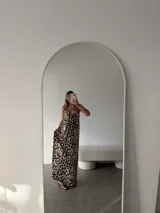 Vestido largo de tirantes finos con escote en V, estampado animal print de leopardo en tonos marrones y beige.